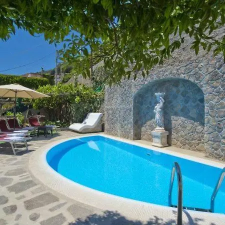 Sleeps 5 Pool Air Con Wifi
